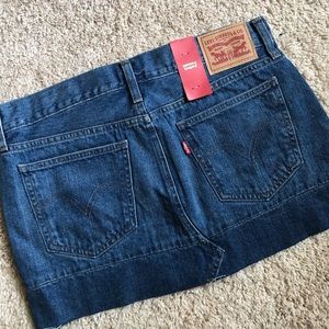 NWT Levi’s distressed trim denim mini skirt